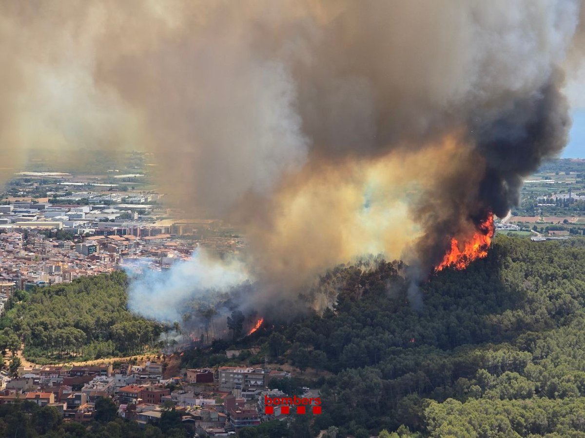 Una nueva jornada de incendios simultáneos en Cataluña provoca el confinamiento de 14.000 personas