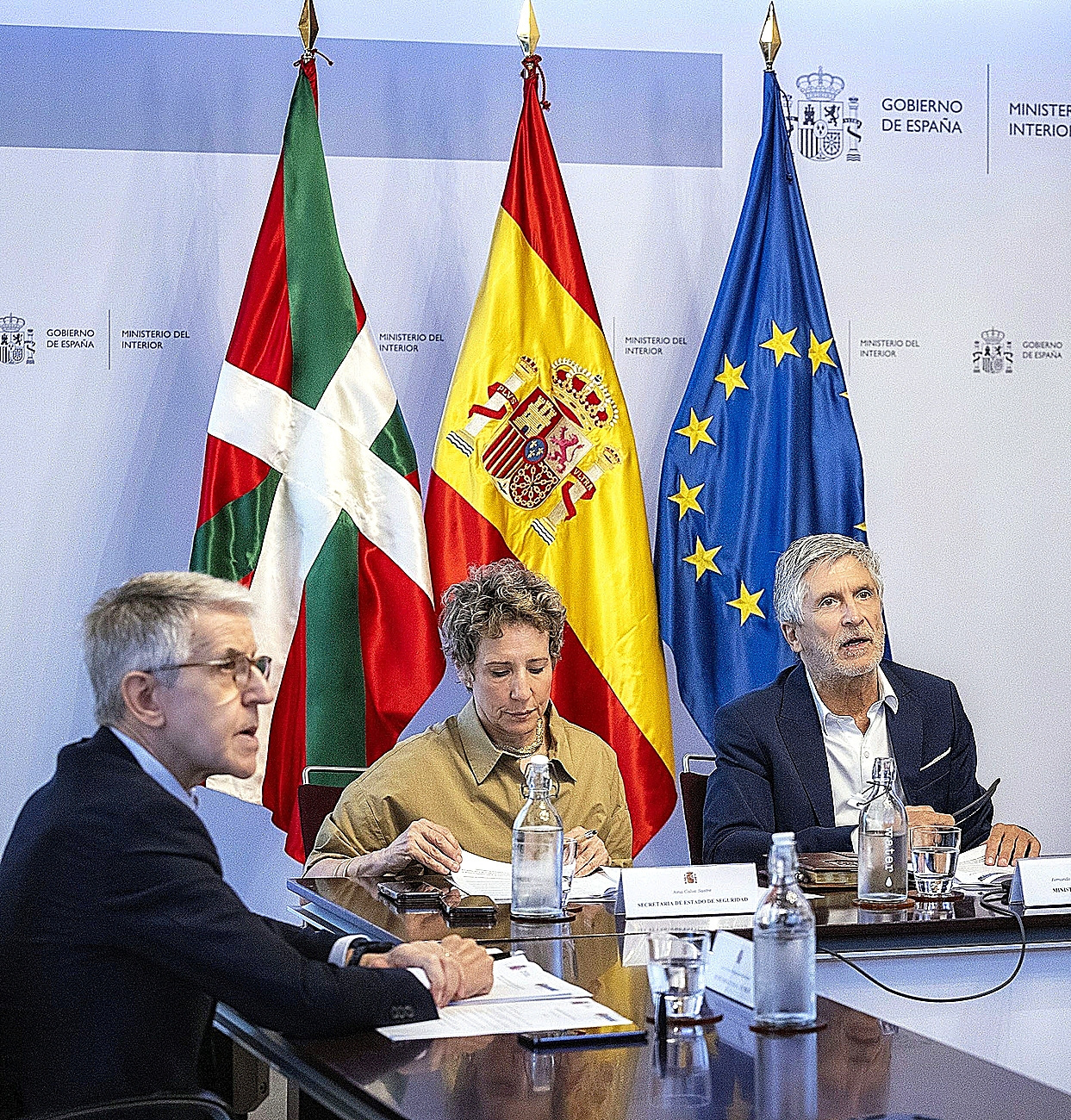 País Vasco logra la "participación" de su policía en las expulsiones de inmigrantes que Cataluña ansía