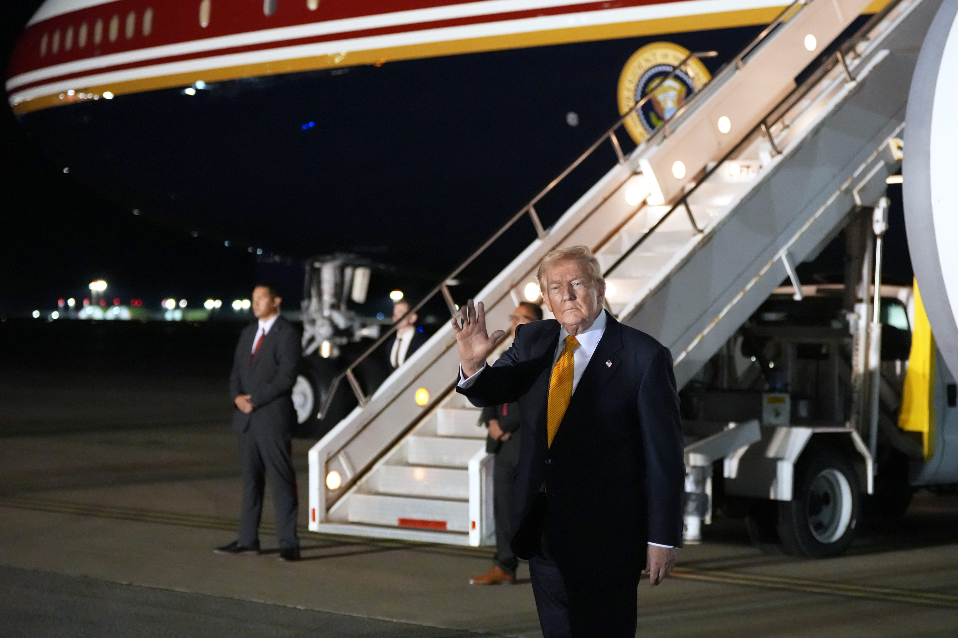 Trump cambia el tono por sorpresa en el avión de vuelta: "Hoy España dio marcha atrás por completo, fue muy generosa"