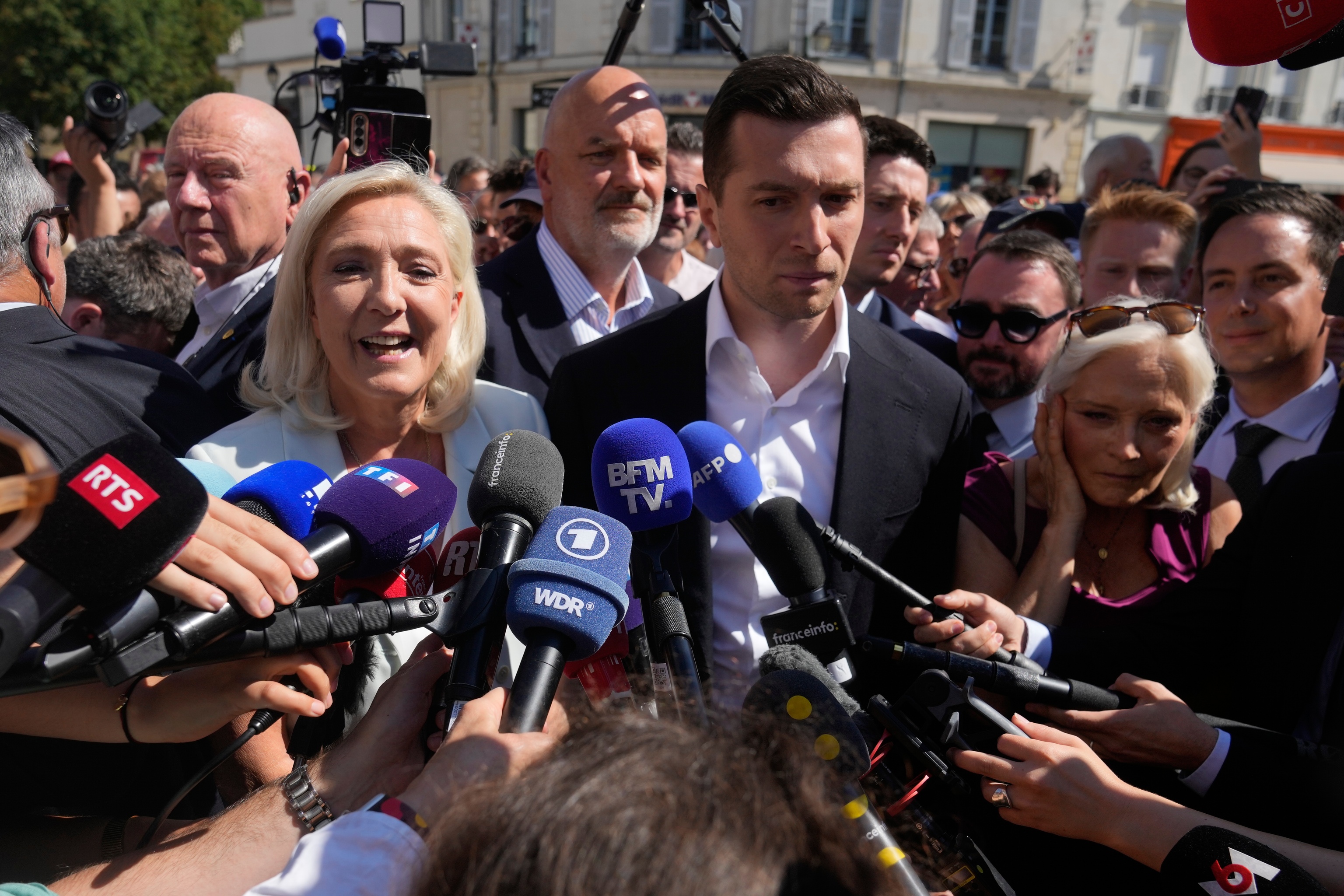 Marine Le Pen aventaja a todos los candidatos presidenciales en más de 15 puntos