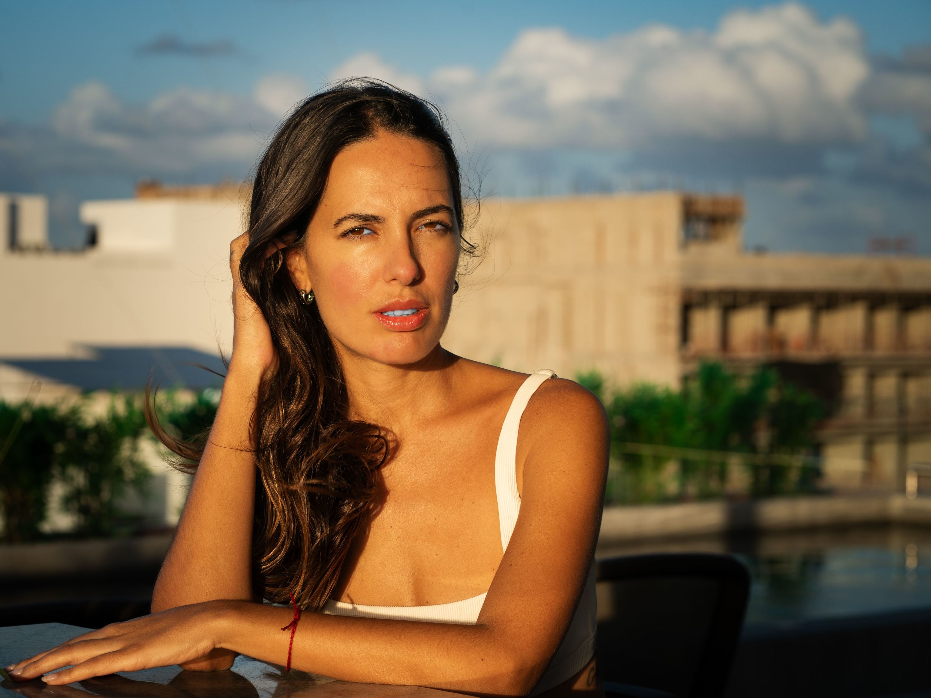 El efecto bronceado 'recién llegada de vacaciones' que todas buscan este verano: así se consigue sin pisar la playa