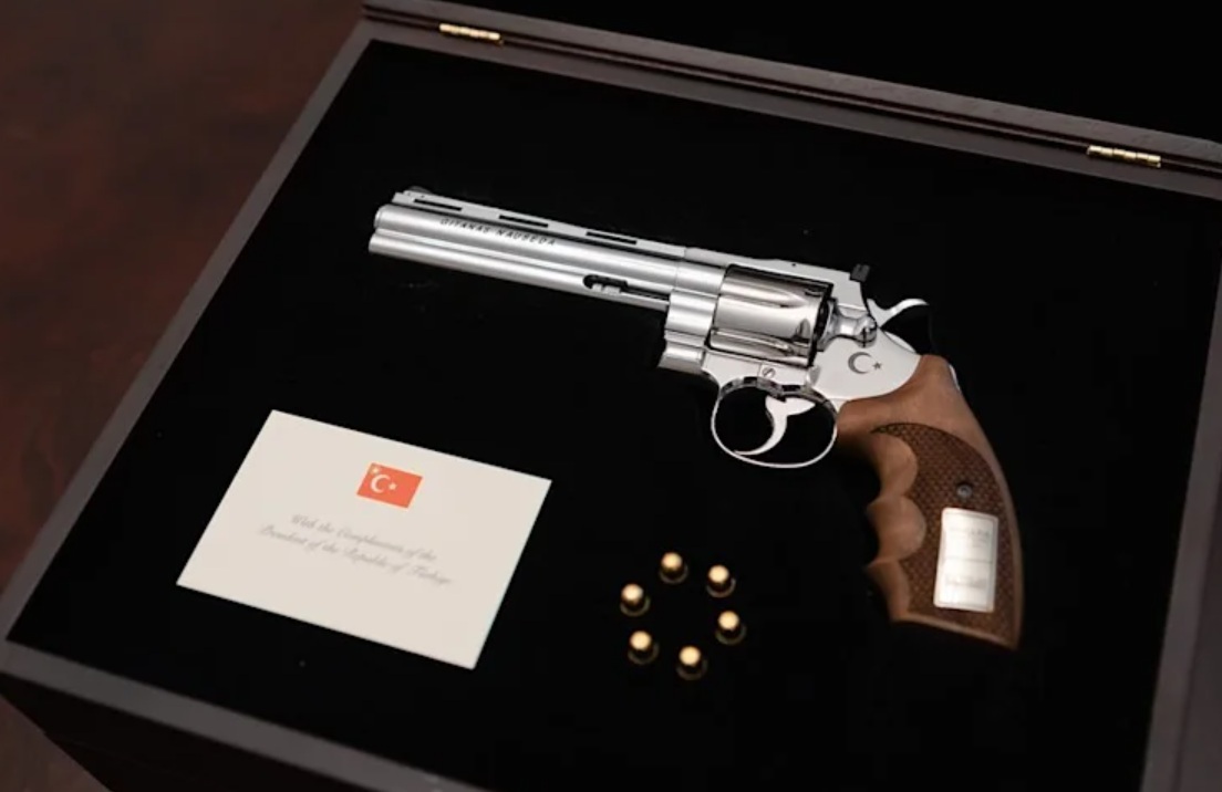 Erdogan regaló una pistola con 6 balas a los líderes de la OTAN: la de Sánchez la custodia Interior para inutilizarla y almacenarla
