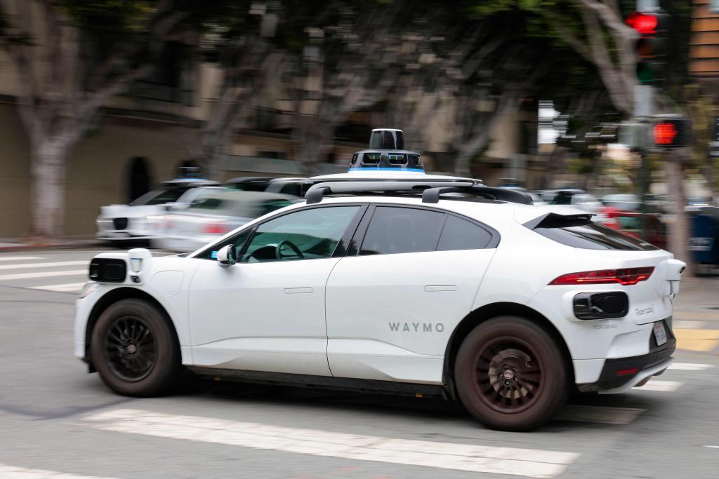 Waymo pisa el acelerador y deja atrás a Tesla en la batalla del robotaxi