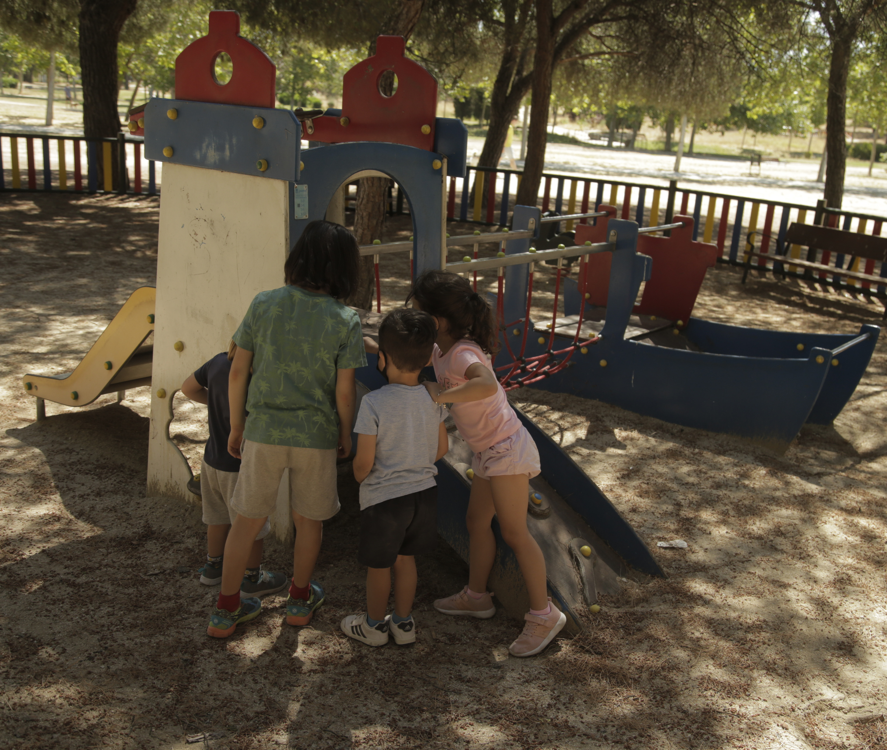Encuentran bombones envenenados en un parque infantil y canino de Sevilla