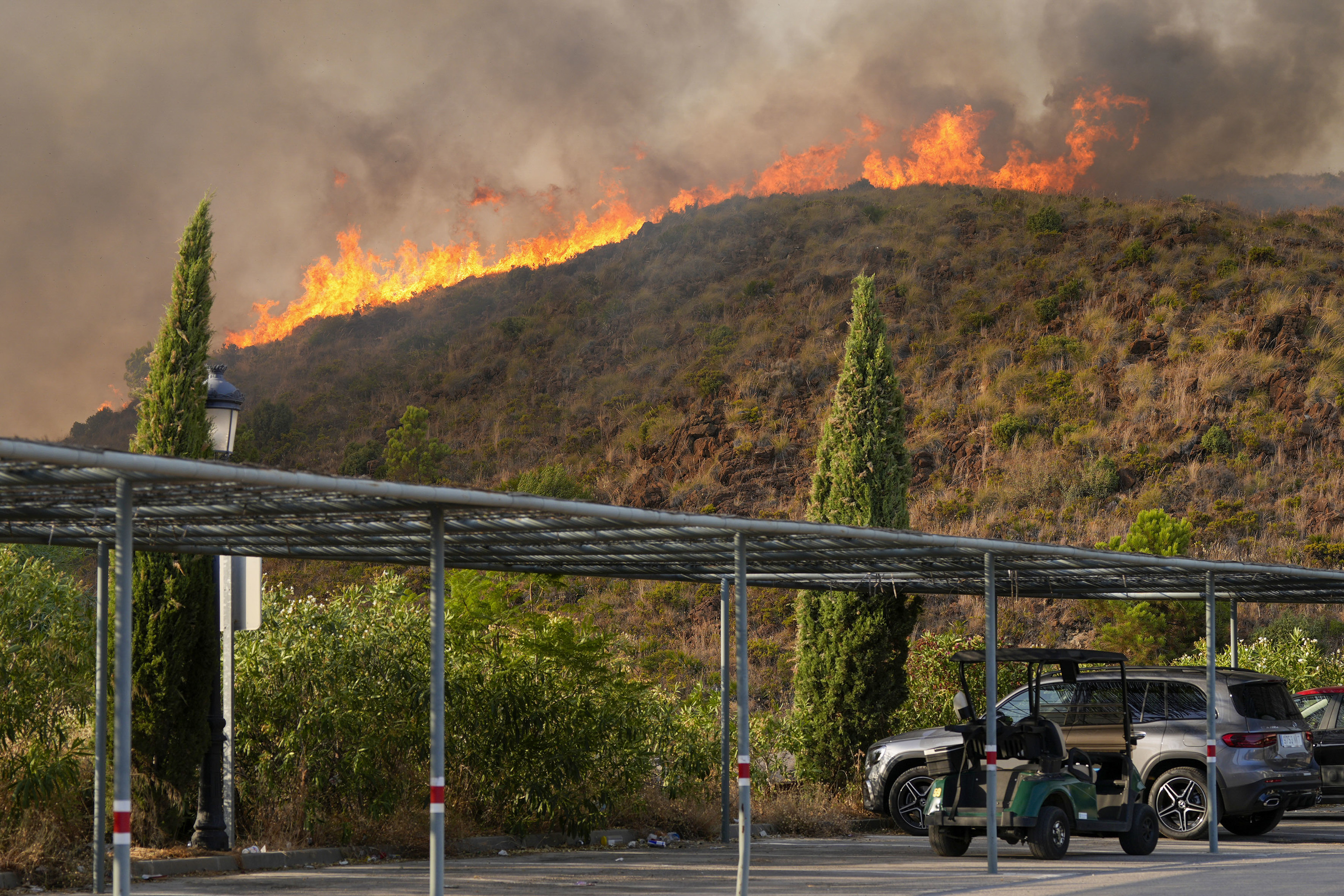 Un incendio forestal en la Costa del Sol lleva al desalojo de un centenar de personas