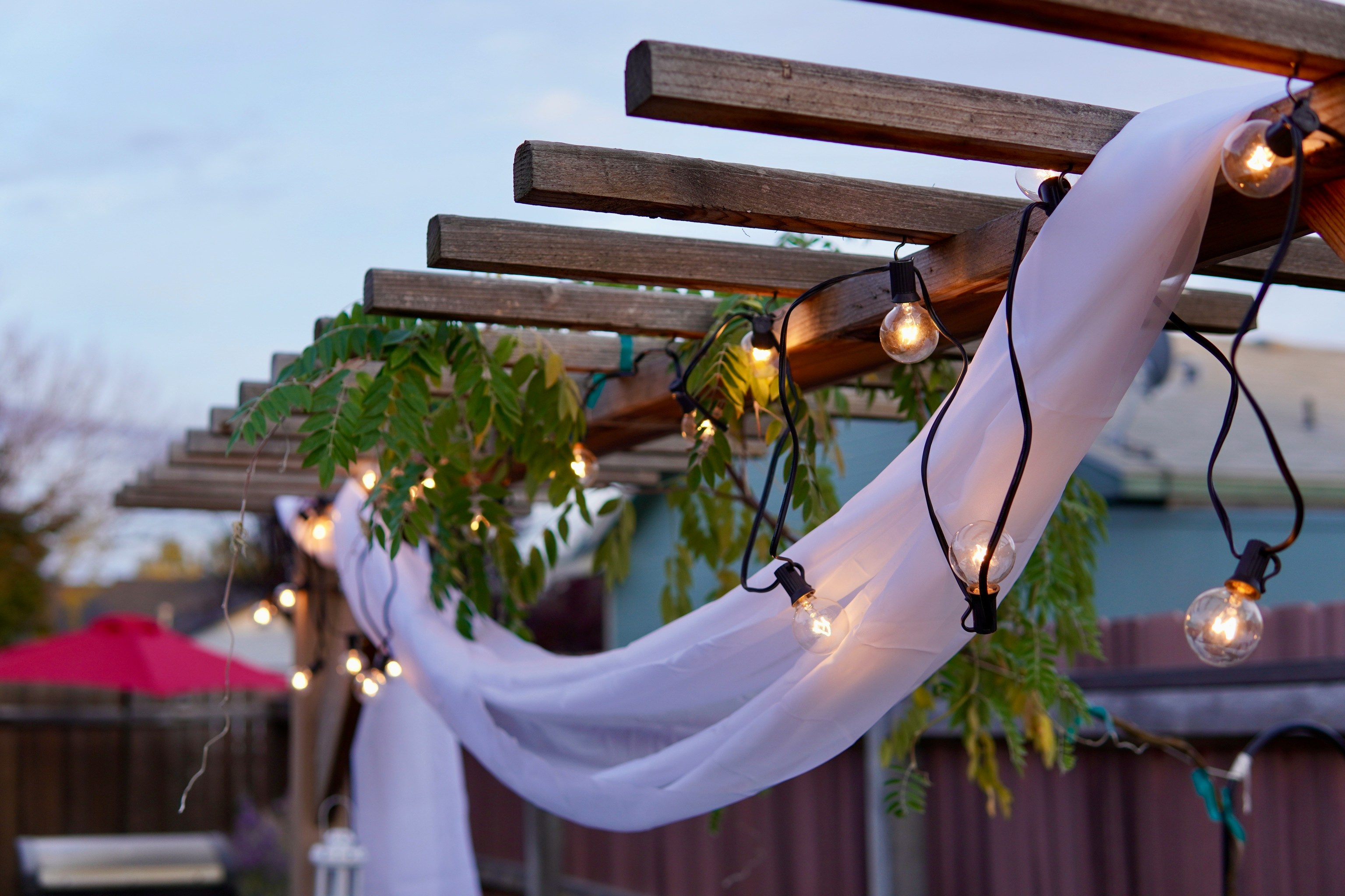 Estas son las 9 maneras de iluminar la terraza que son pura tendencia este verano