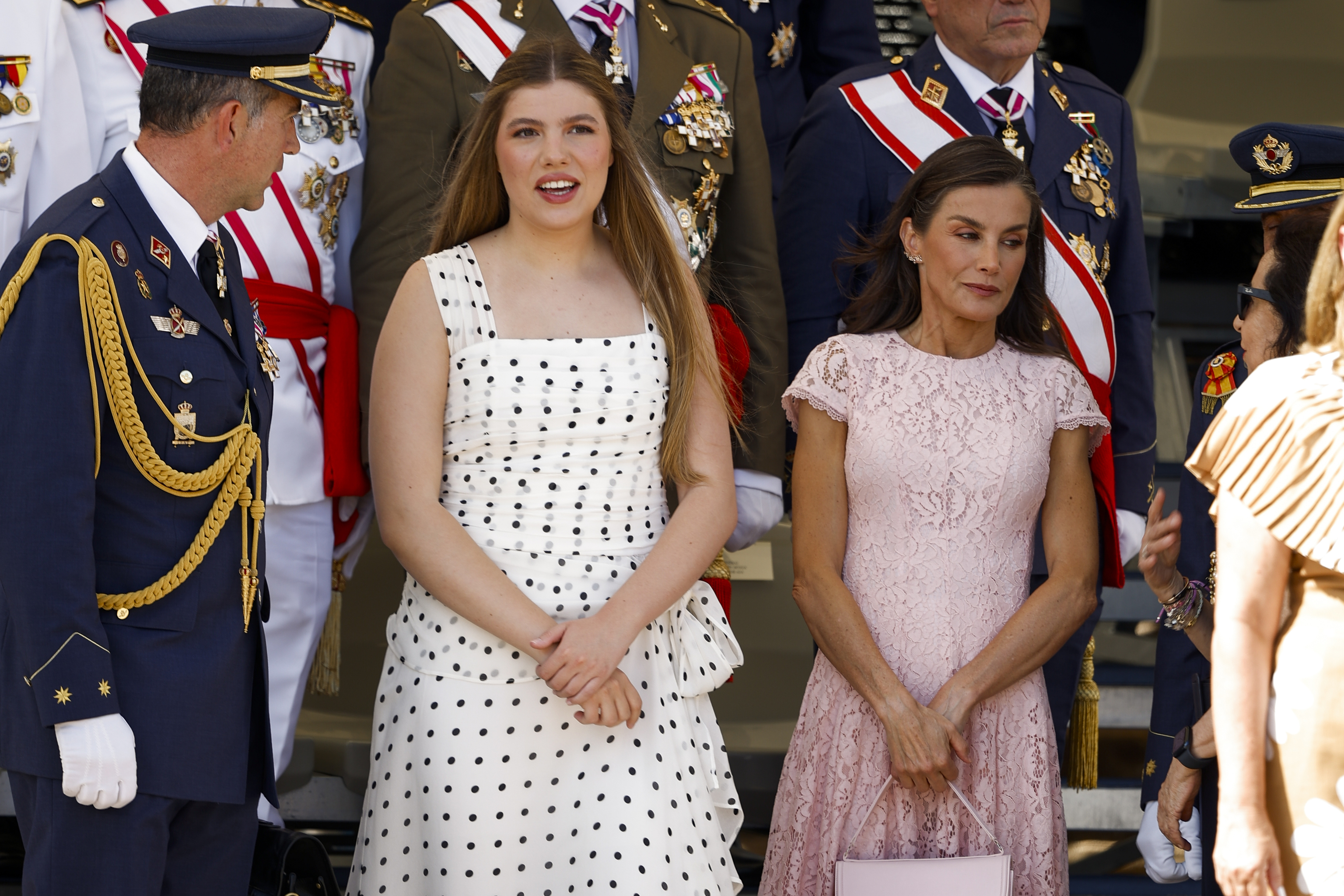 La Reina Letizia, con un delicado vestido de encaje rosa, y la Infanta Sofía, con drapeado y lunares, acompañan a la Princesa Leonor en Murcia
