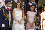 La Reina Letizia, con un delicado vestido de encaje rosa, y la Infanta Sofía, con drapeado y lunares, acompañan a la Princesa Leonor en Murcia