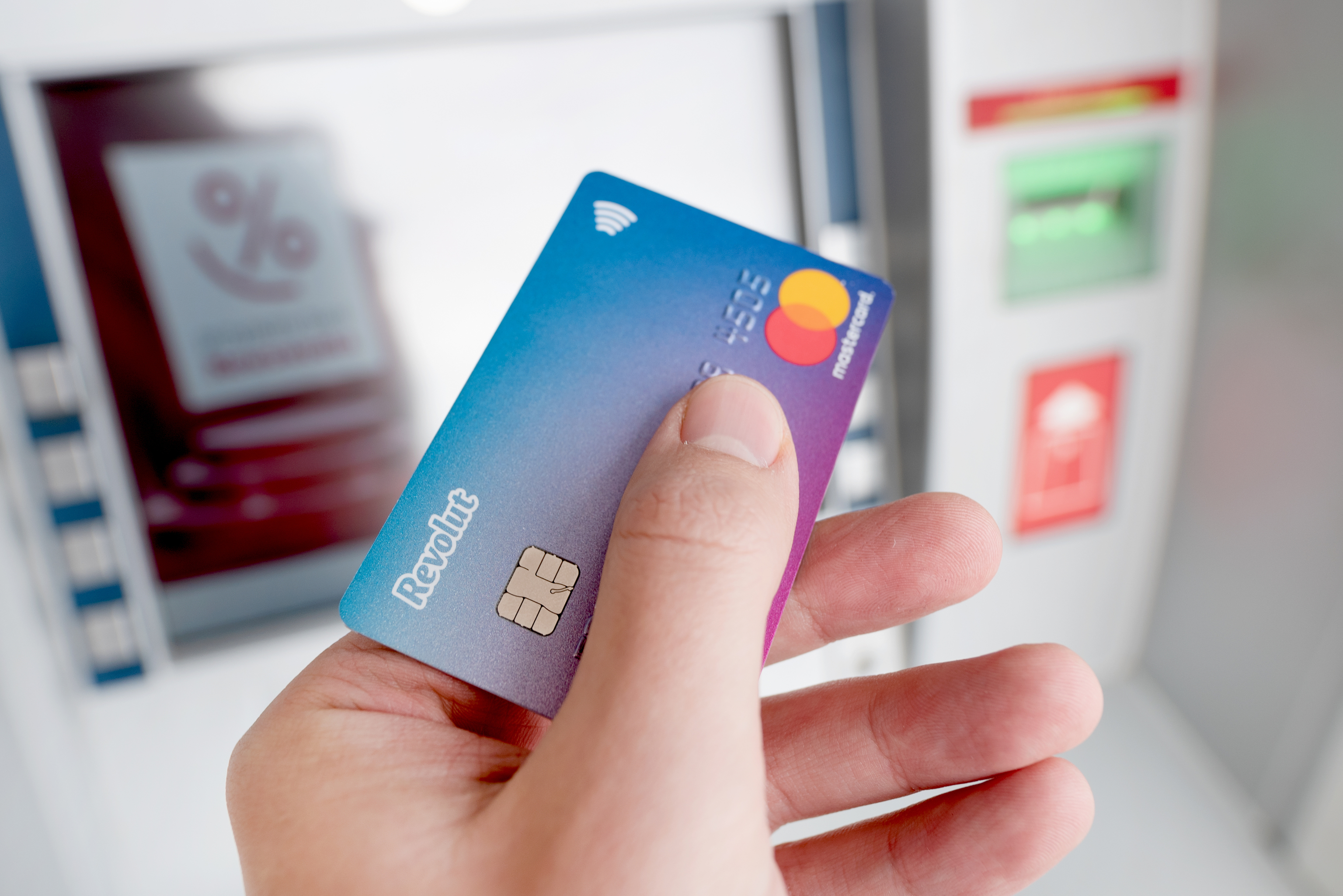 La gran banca tira de viajes, tarjetas, suscripciones y 'cashback' para reconquistar a los 11,5 millones de clientes de los neobancos