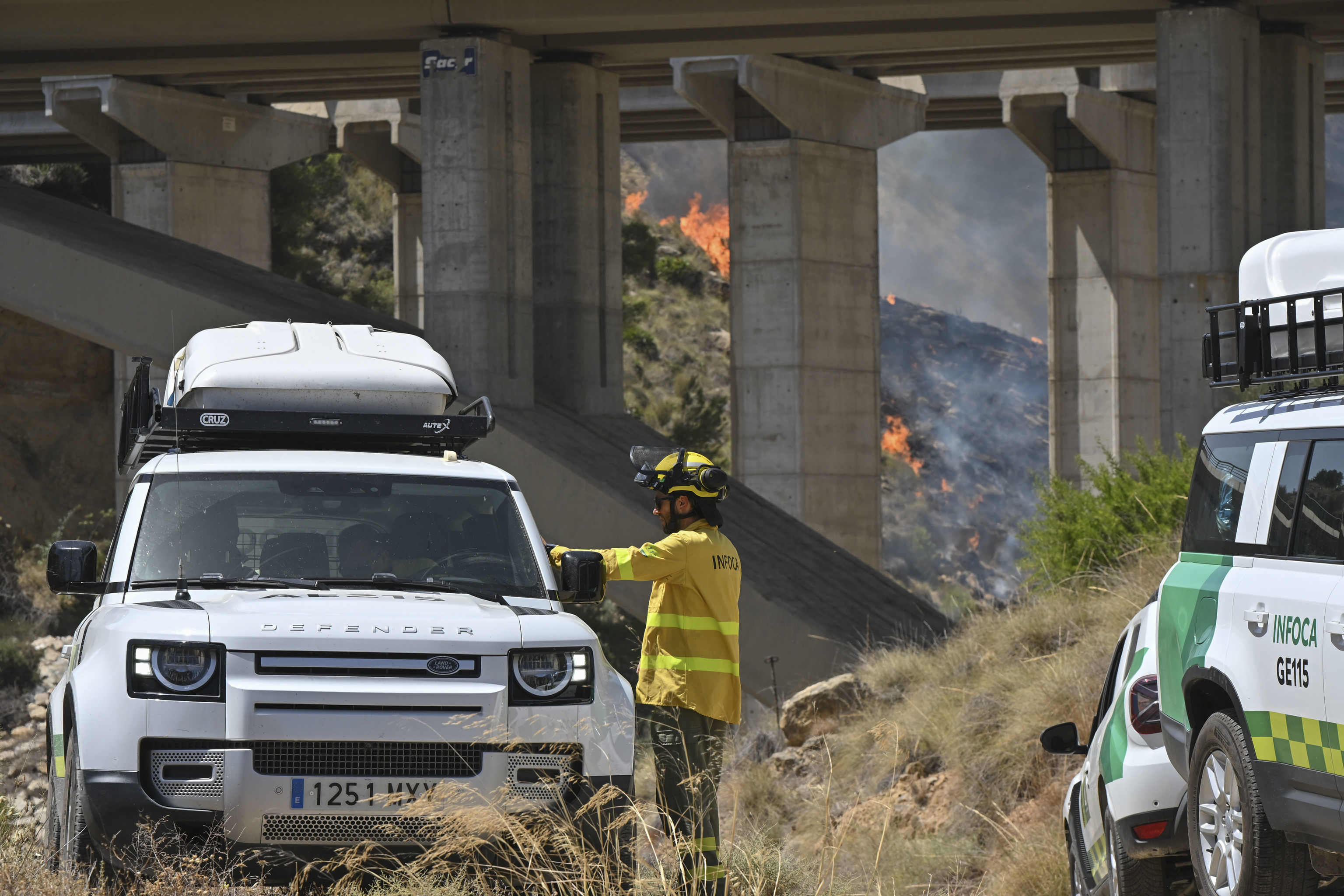 "Puedes mandar a toda la UME y a toda la OTAN que no lo vas a apagar": qué hace tan extremo un incendio como el de Almería