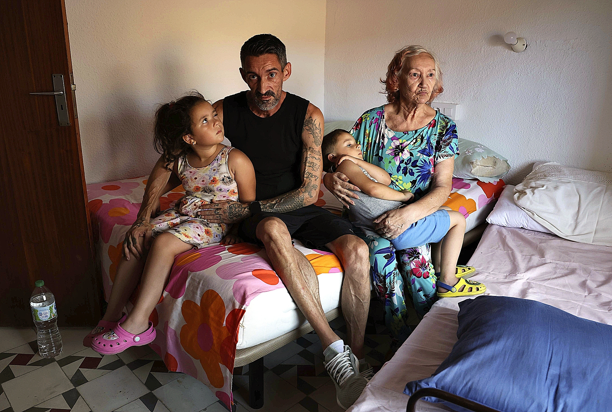 Evacuados de sus casas por el incendio de Los Gallardos: "Mi madre vivió la dana en Paiporta, yo recién operado y ahora esto"