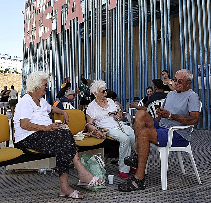 "Nos quedamos aquí, no tenemos a donde ir", jubilados británicos que resisten pese al desalojo