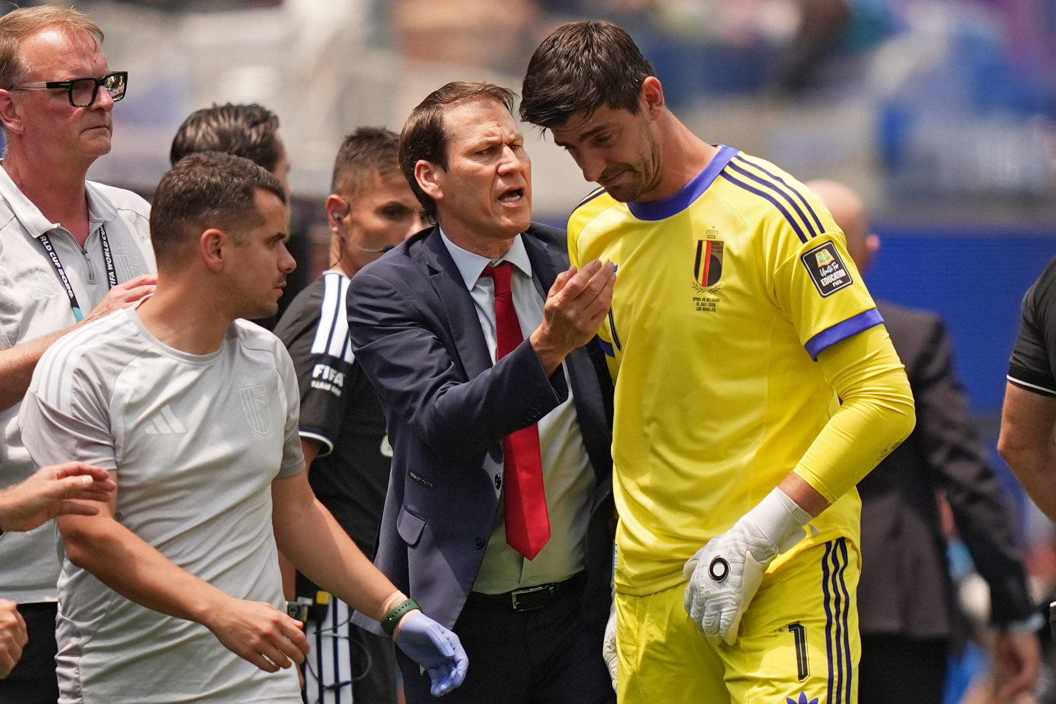 Las lágrimas de Courtois y el debut, con error, del novato Lammens: la lesión que cambió el España - Bélgica