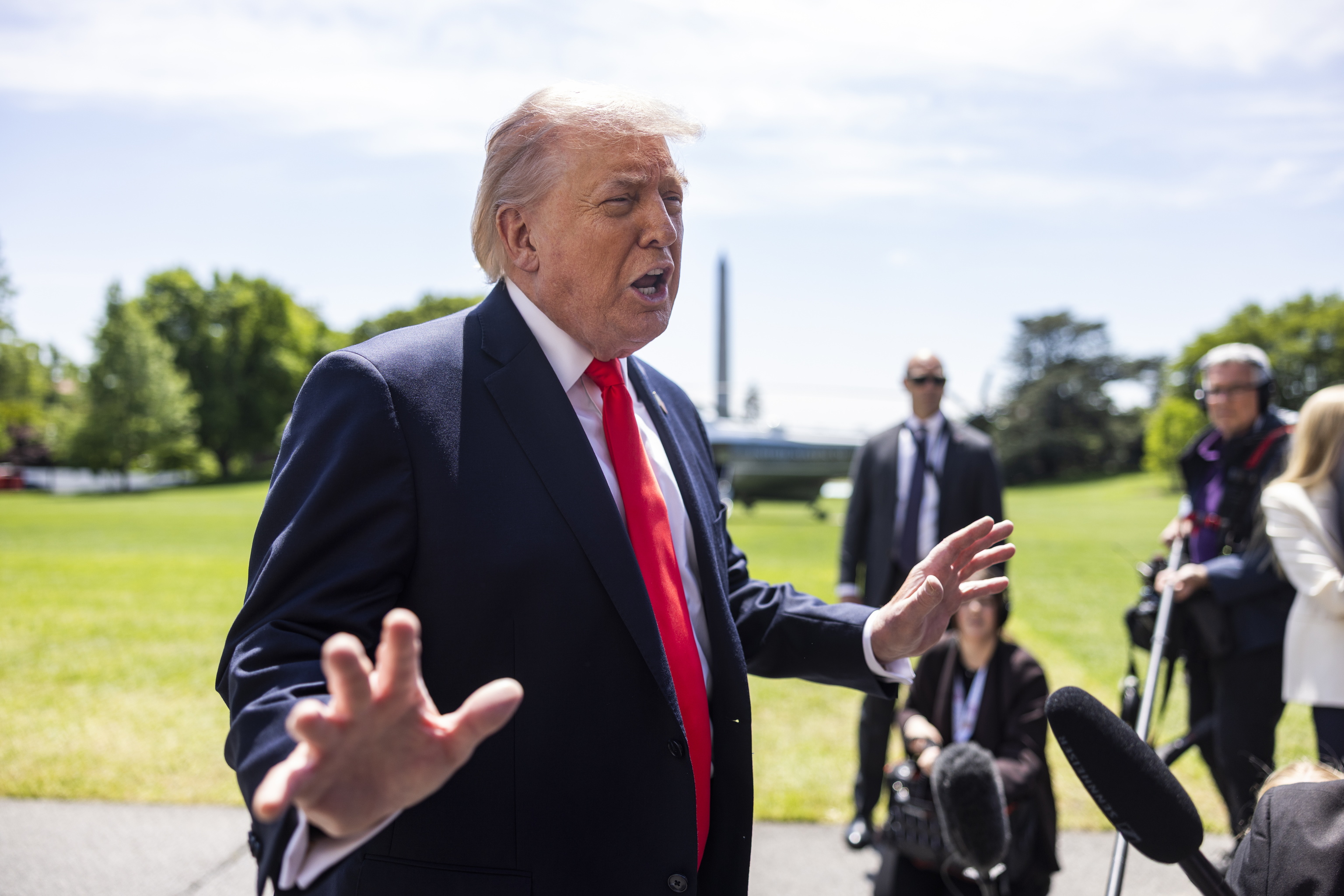 Trump amenaza con que hay "mil misiles armados y preparados" para lanzar contra Irán en caso de que el régimen intente asesinarlo