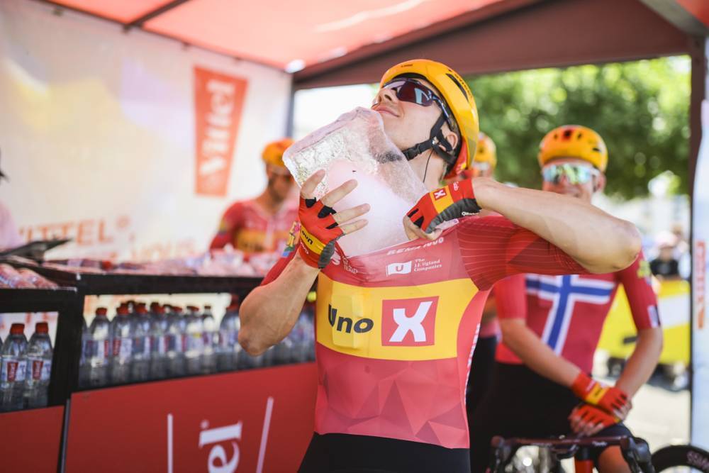 Cómo "sobrevivir" a las olas de calor extremo en el Tour: camas que enfrían, urinarios inteligentes, enjuague bucal y "la utopía de adelantar las etapas"