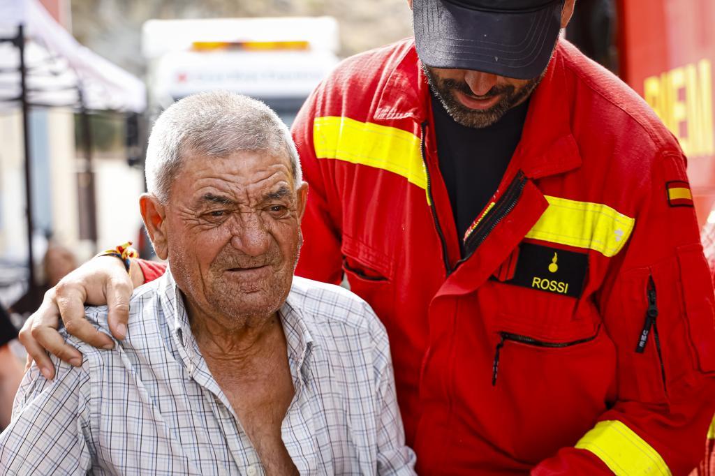 Cientos de vecinos salvaron la vida por minutos en una evacuación dramática: "Todo fue muy rápido. Desde el coche miramos hacia abajo y en media hora todo estaba ardiendo"