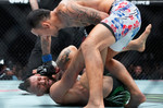 Una lesión en la rodilla derecha frustra el regreso de Conor McGregor, que pierde ante Max Holloway