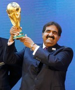 Muere el ex emir de Qatar, el jeque Hamad bin Jalifa al Thani, a los 74 años, padre del actual soberano y esposo de la fascinante jequesa Moza