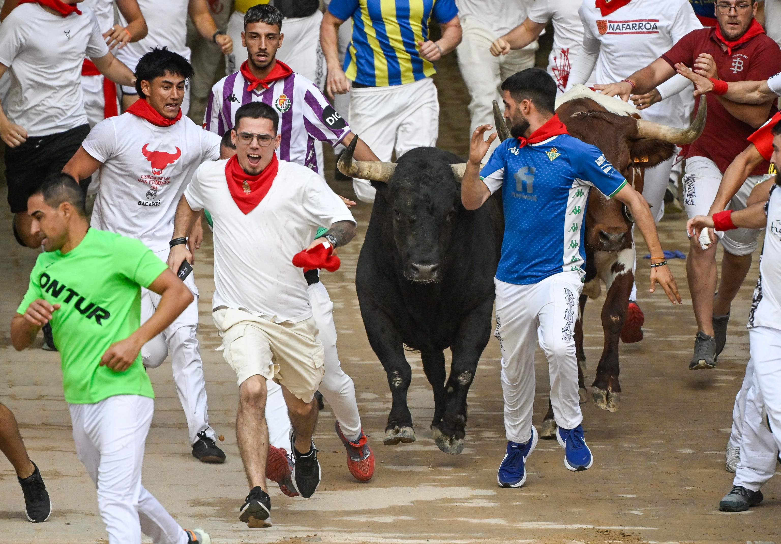 Sexto encierro de San Fermín:  La Palmosilla vuela entre la muchedumbre
