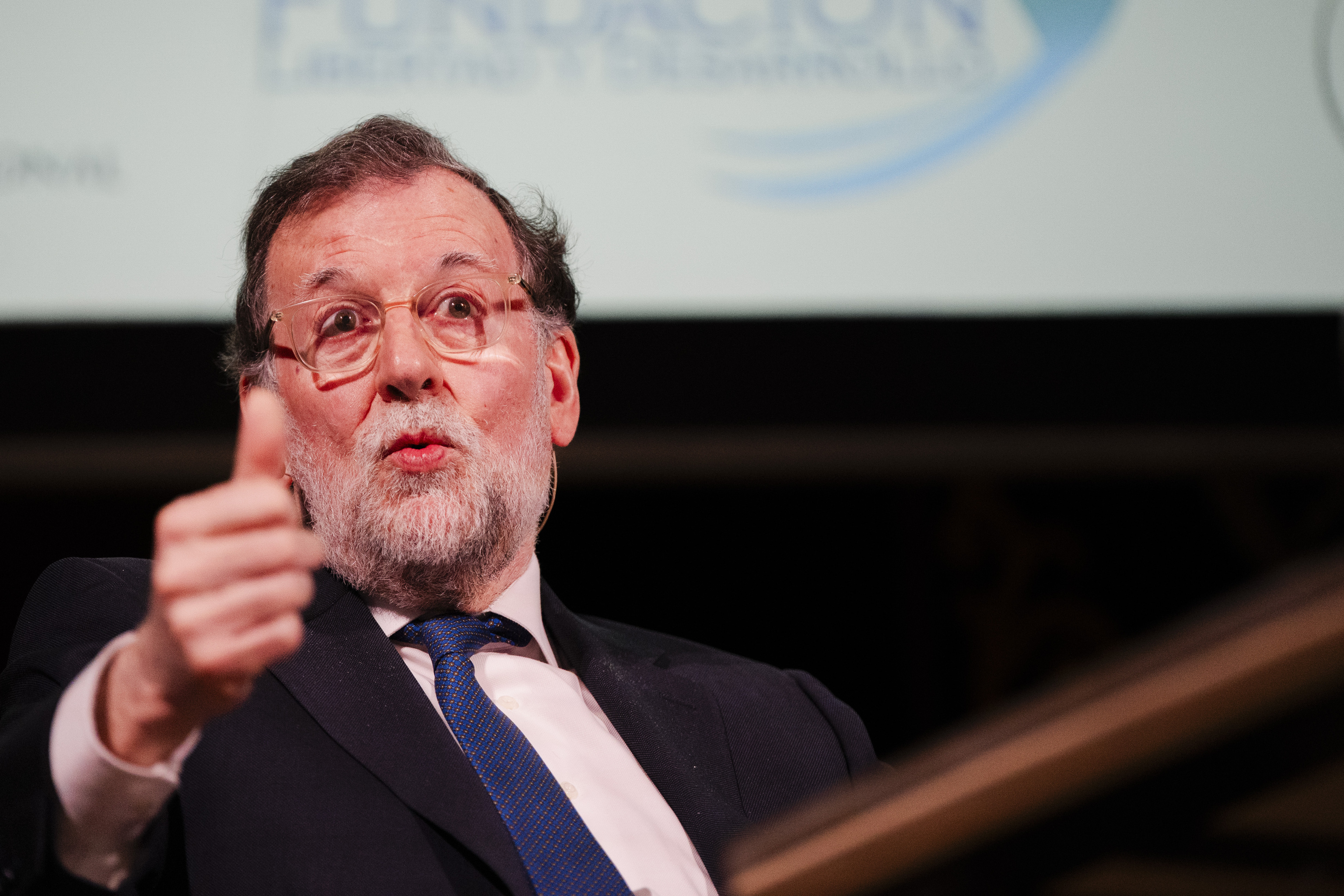 Indignación en Francia por las palabras de Rajoy sobre su selección, críticas de Pedro Sánchez e insulto de Óscar Puente: "Es un zoquete post franquista corrupto"