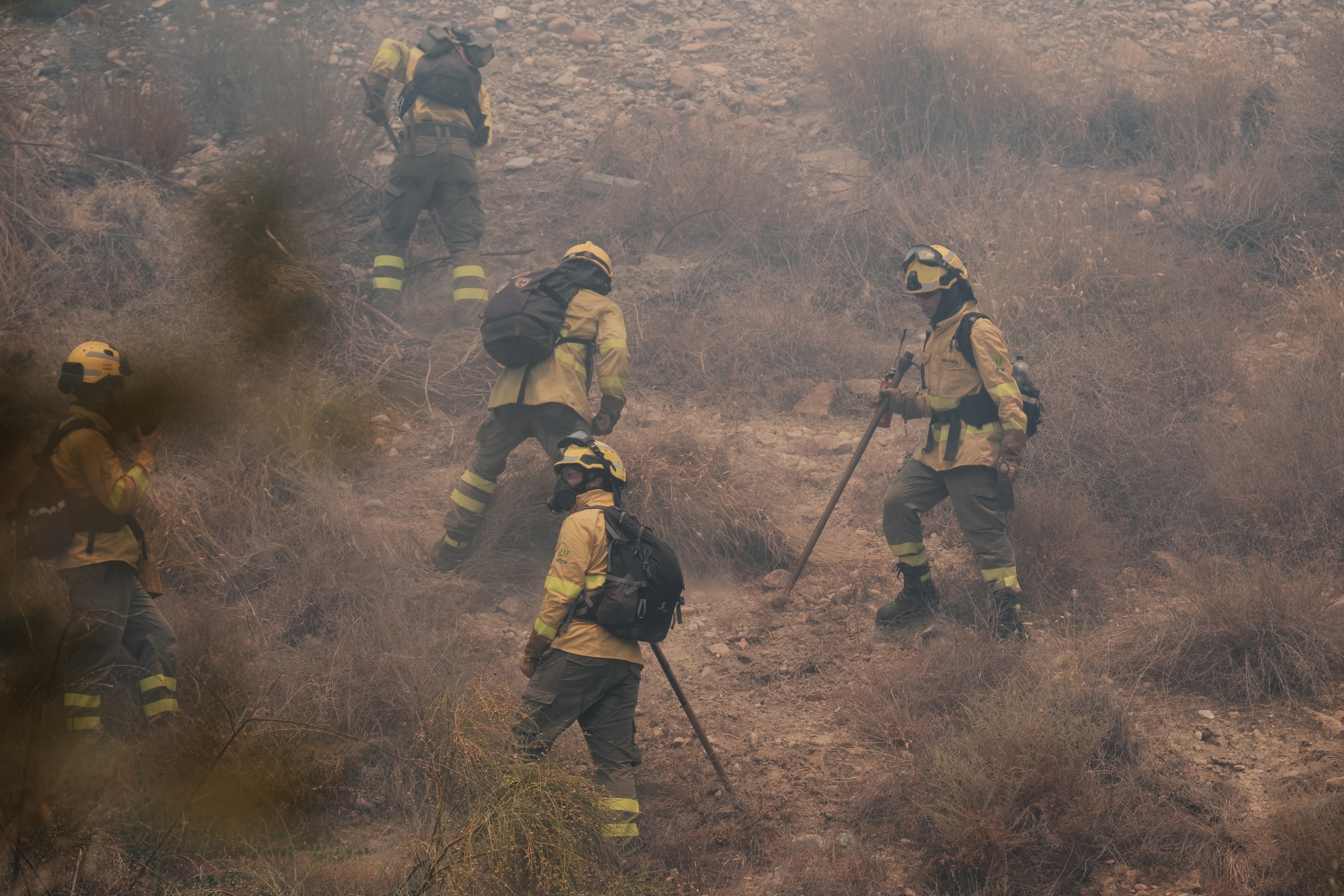 Precariedad en primera línea de fuego: una ley de mínimos para los bomberos forestales que las comunidades se niegan a aplicar