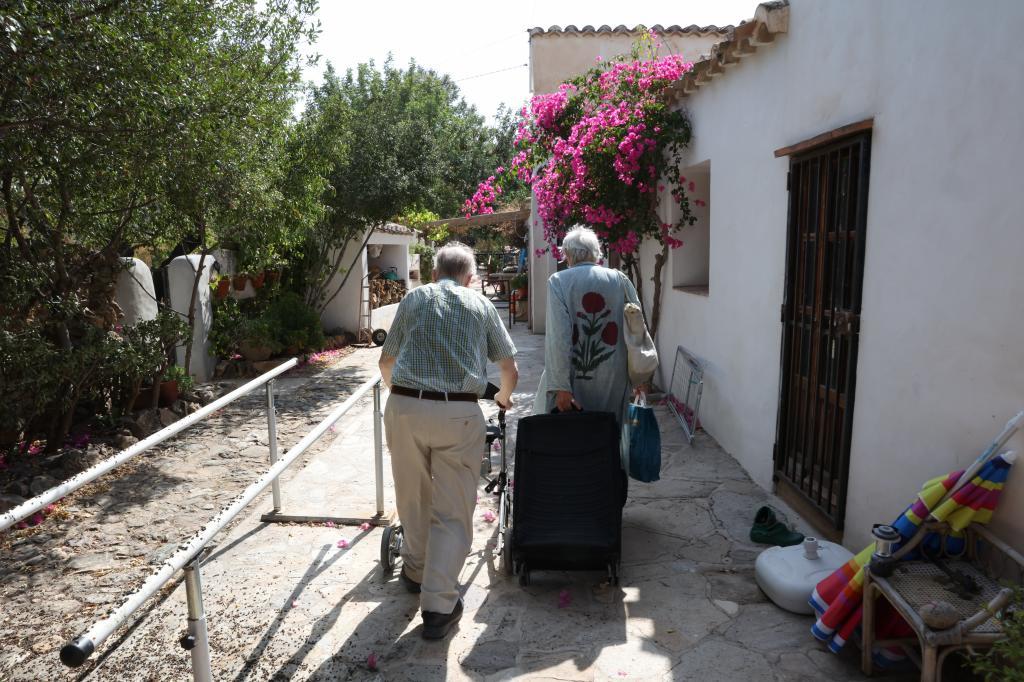 Los residentes regresan a sus casas en medio de la destrucción: "La Guardia Civil nos desalojó, pero no nos dijo hacia dónde ir"