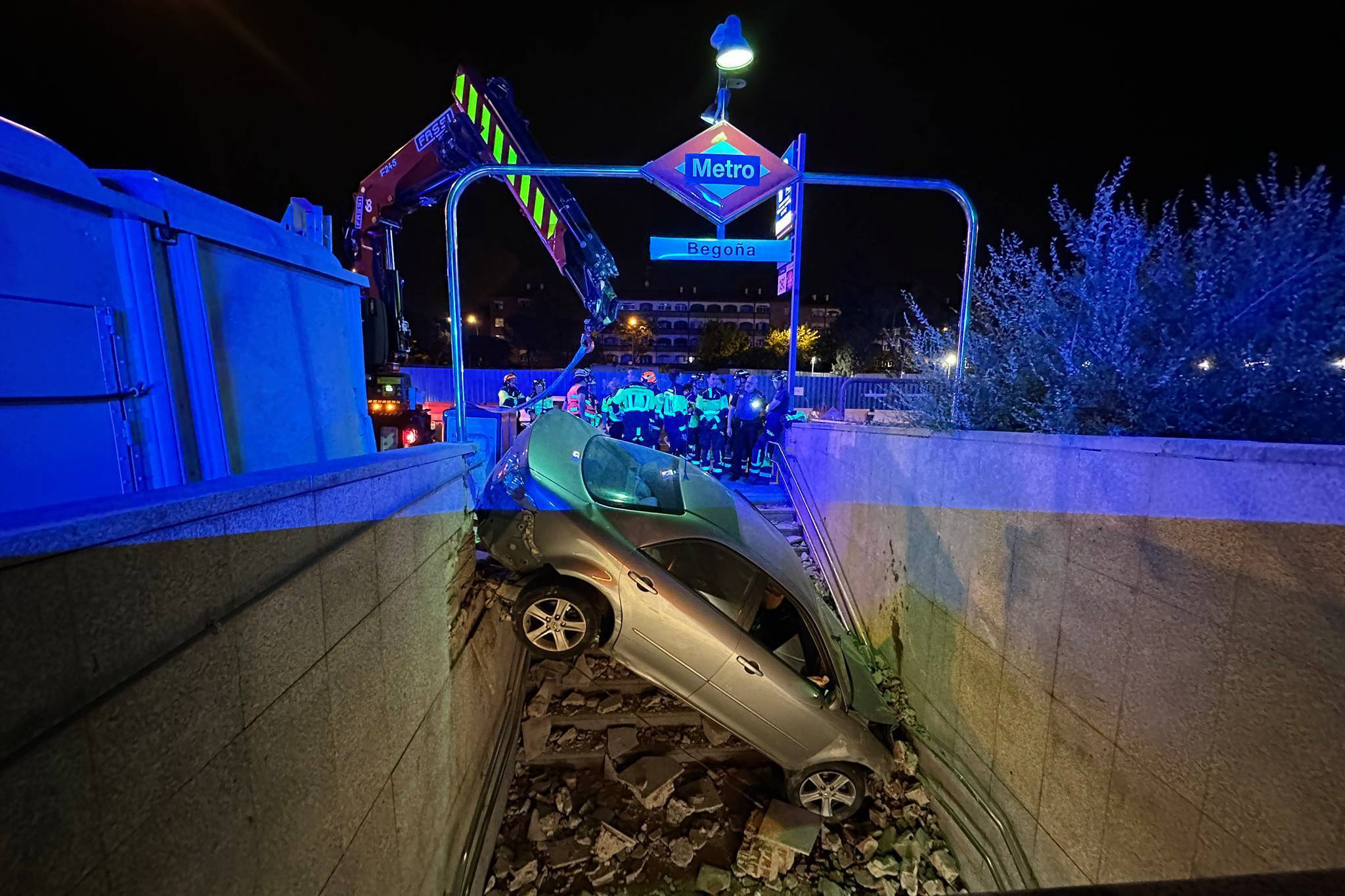 Dos heridos, uno grave, al acabar un coche incrustado en las escaleras del metro de Begoña