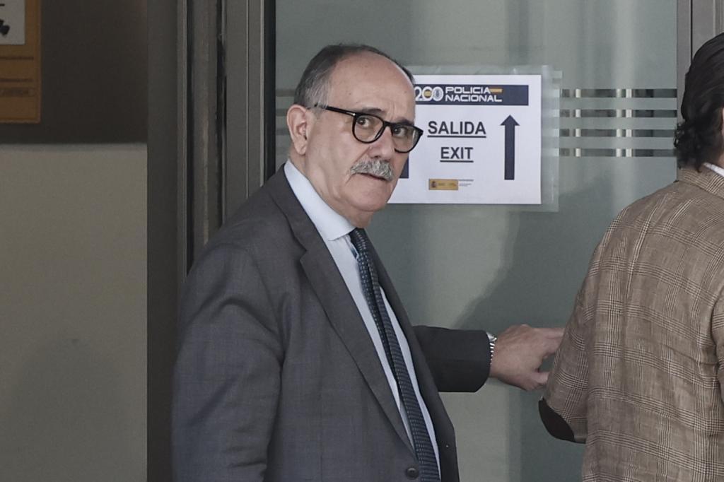 El primer abogado de Ábalos declara ante el juez Pedraz que la 'fontanera' Leire Díez ofreció pagarle la defensa a través de una sociedad