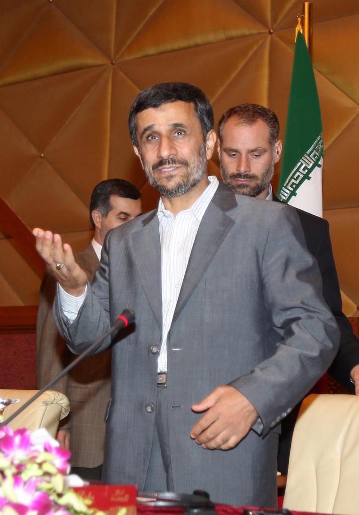 El plan de Israel para convertir al ex presidente Ahmadineyad en líder del Irán posayatolás, según el 'New York Times'