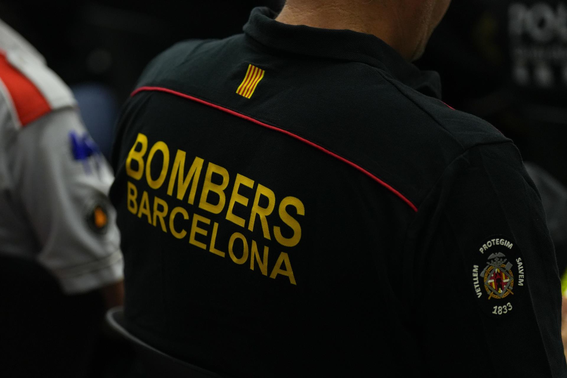 Muere una mujer en un incendio en un piso del barrio de Sant Antoni de Barcelona que causa 5 heridos