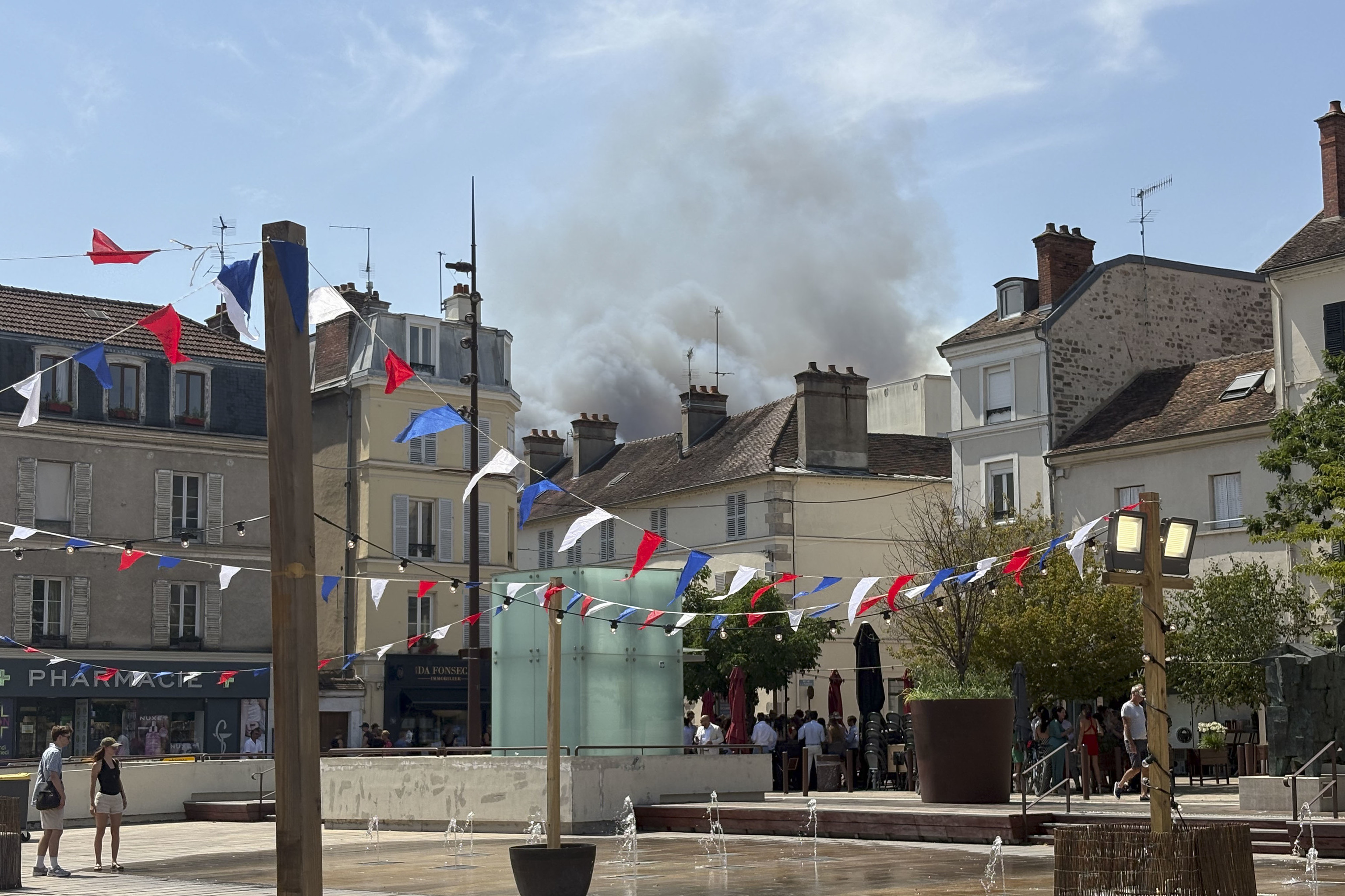 El incendio en Fontainebleau quema 2.000 hectáreas y obliga a cerrar el palacio en las cercanías de París