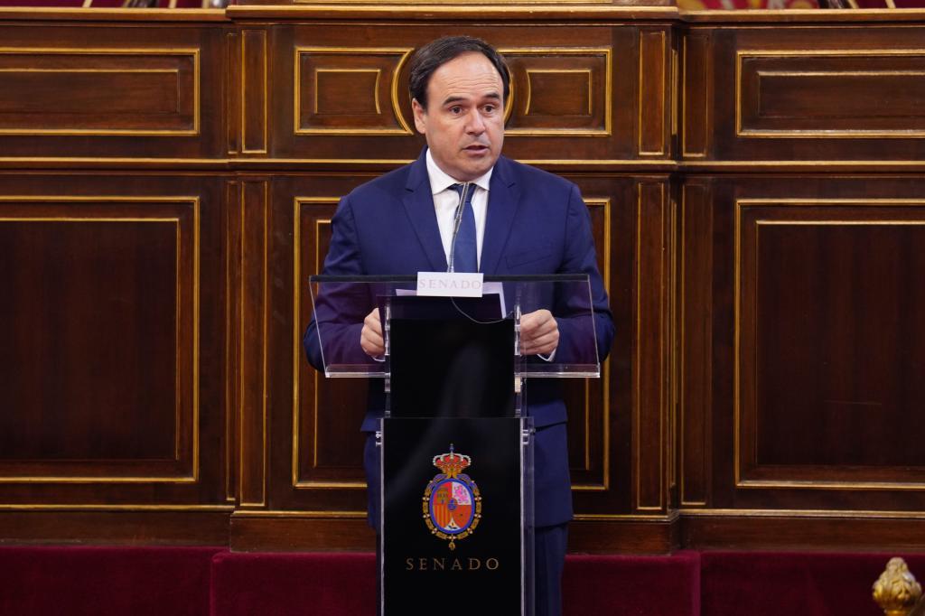 Llorca allana el camino a los presupuestos de la Generalitat con la inclusión explícita de la "prioridad nacional" de Vox en la norma