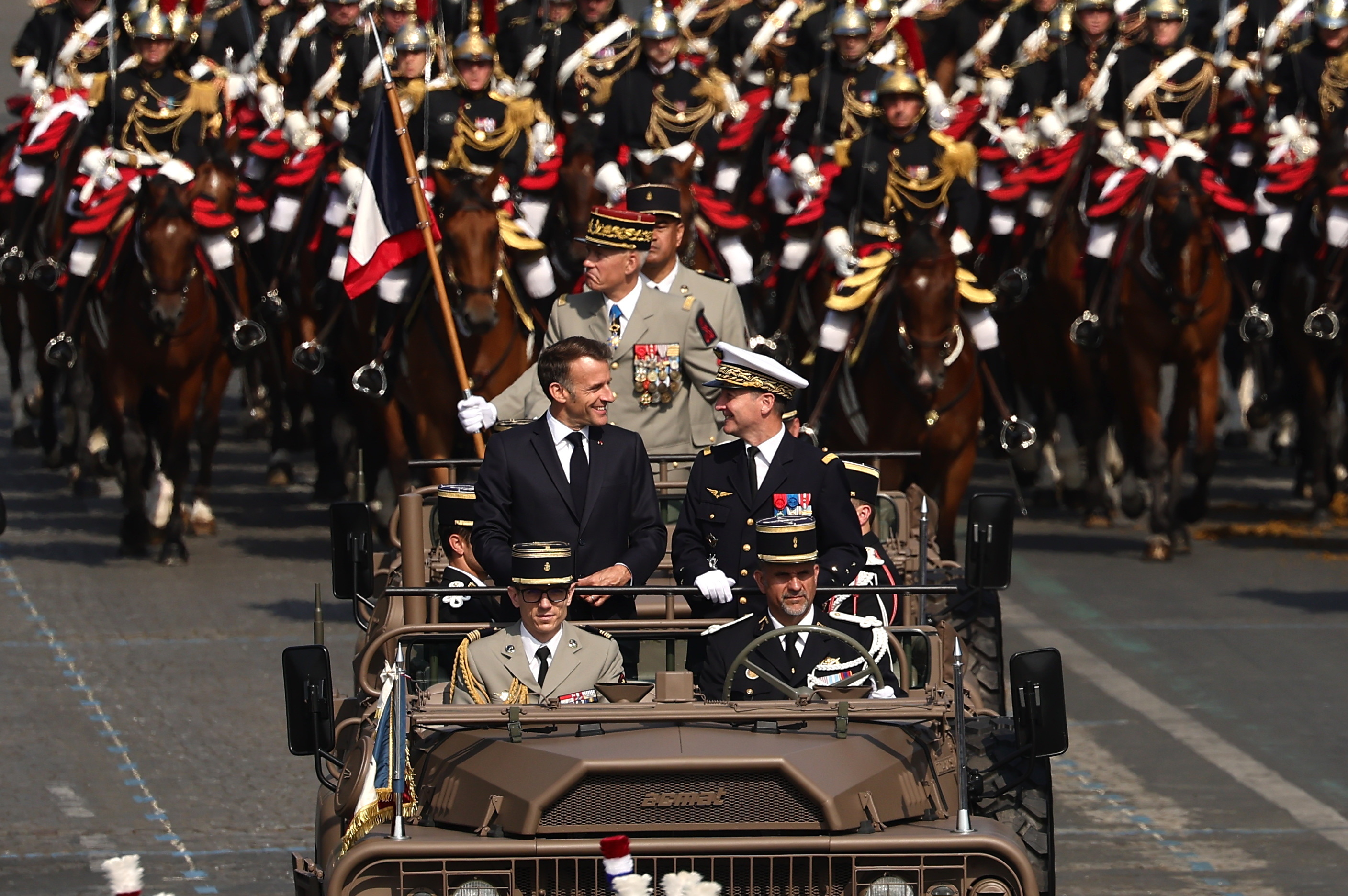 Macron pasa revista a soldados de 35 países en el desfile del "despertar estratégico" de Europa