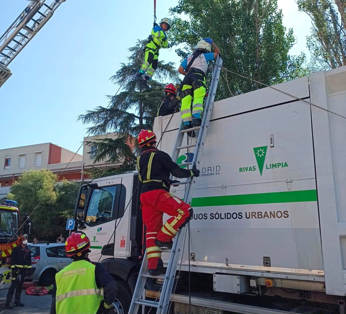 Herida grave una mujer que dormía en un contenedor de papel de Rivas al vaciar su contenido en un camión de reciclaje