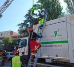 Herida grave una mujer que dormía en un contenedor de papel de Rivas al vaciar su contenido en un camión de reciclaje