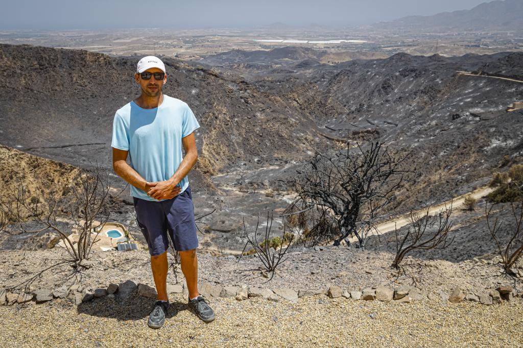 Tristán, vecino de Bédar, siguió la evolución de las llamas desde su casa porque nadie le avisó del incendio: "Ya no me siento seguro aquí"