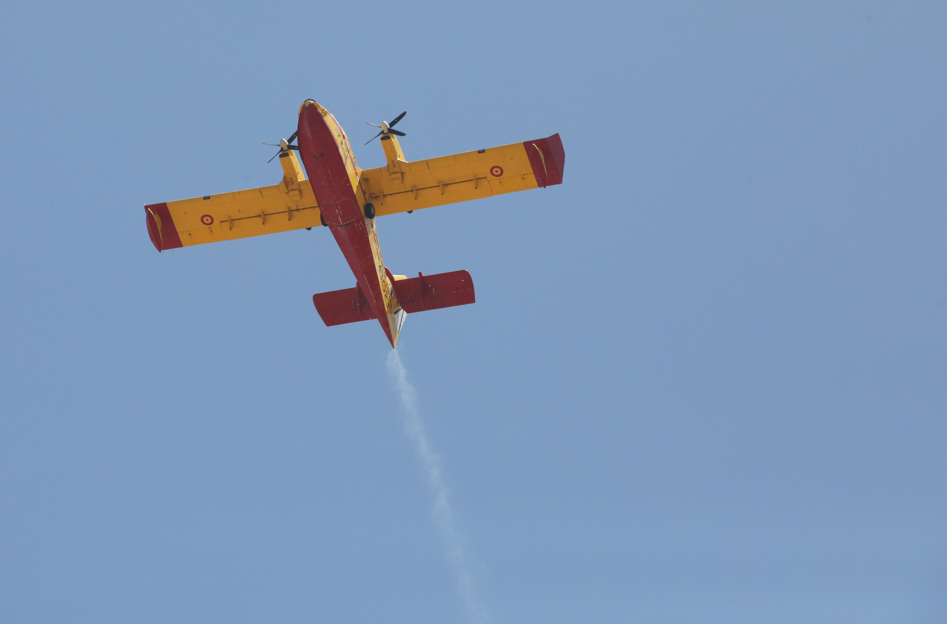 El Gobierno reconoce en plena campaña de incendios que afronta la extinción "con aviones de más de 40 años"