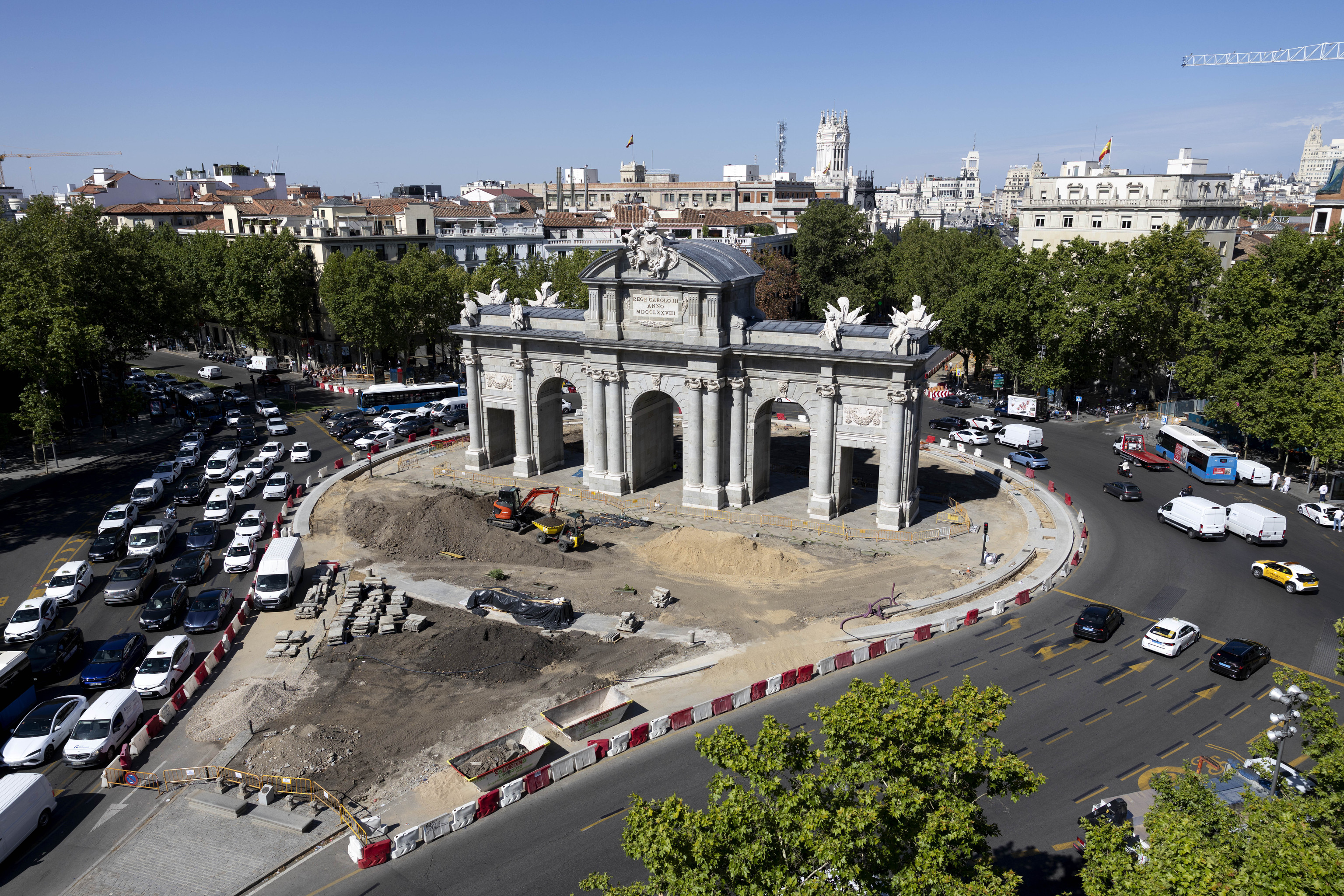 Los secretos de la nueva Puerta de Alcalá y su bulevar: volverá a atravesarse a pie, dos 'sorpresas' bajo el asfalto, un mes de retraso por el Papa y un jardín de otro siglo