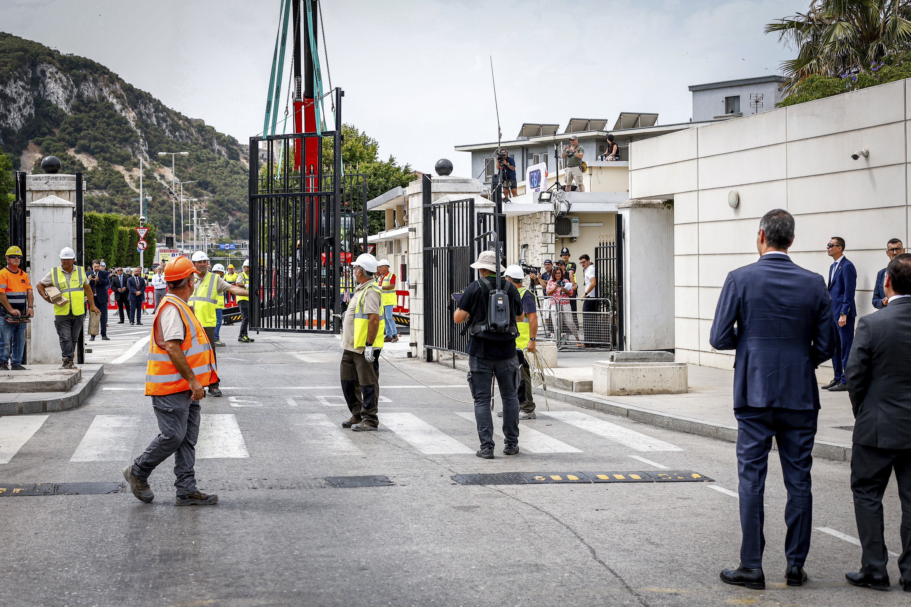 Pedro Sánchez, tras la retirada de la Verja de Gibraltar, que ya es historia: "Los conflictos no están para gestionarlos sino para resolverlos"