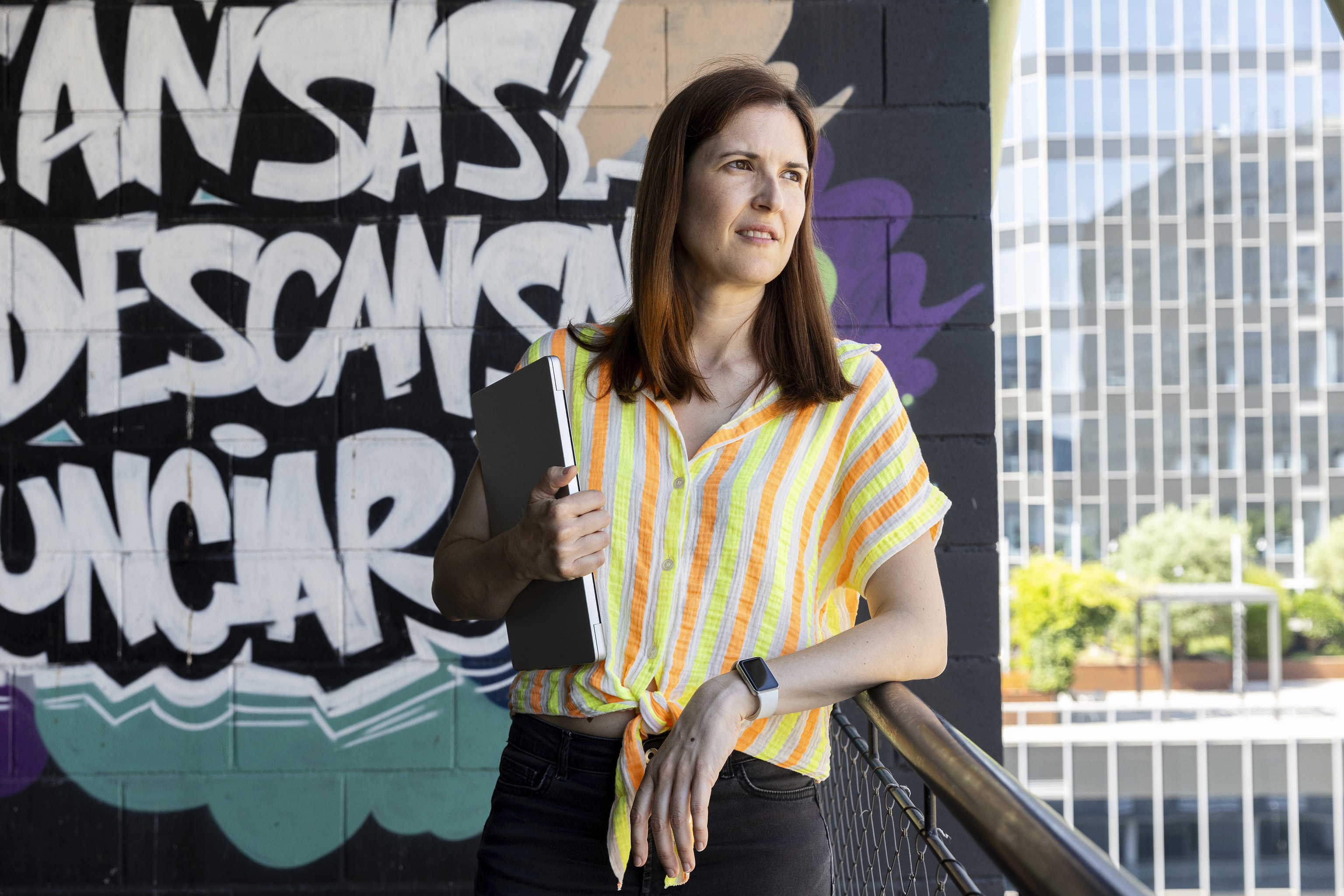 De diseñar edificios a cuidar pacientes y programar con IA: la triple reinvención de Laura, la enfermera que dejó el hospital para ganar en conciliación y un futuro sin techo salarial