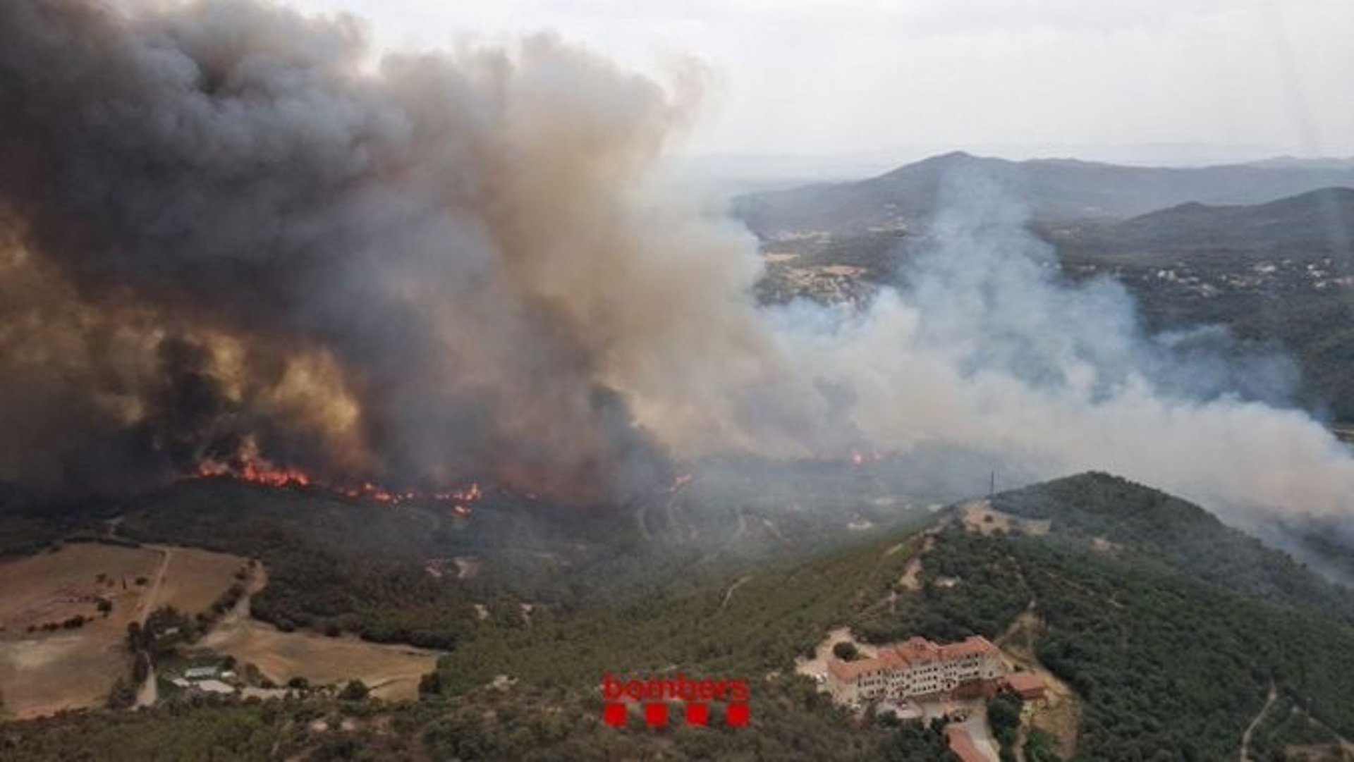 Un incendio en Sant Quirze Safaja (Barcelona) obliga a evacuar una casa de campamento y un camping, y a confinar un hostal y varias viviendas próximas