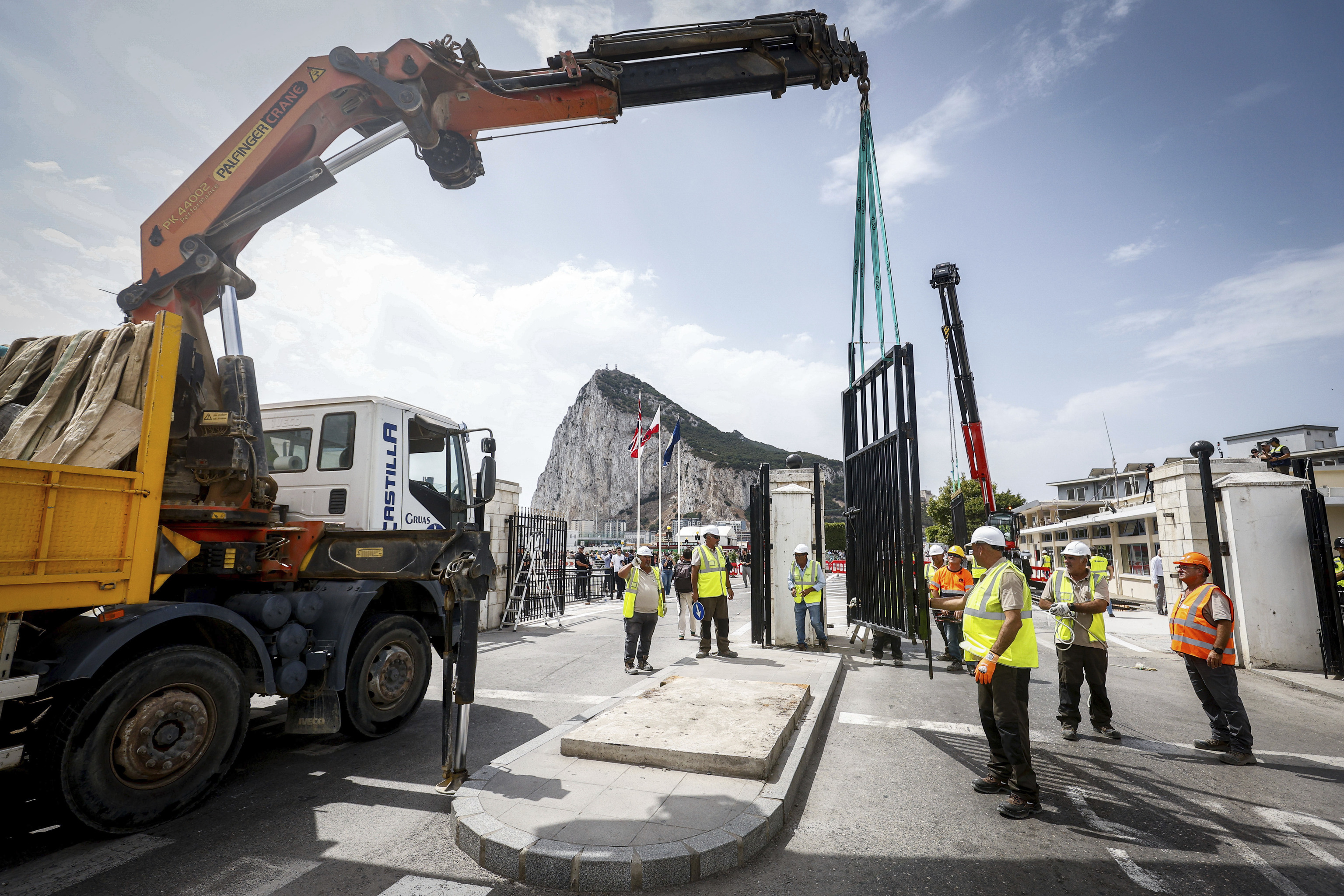 España 'pasa de pantalla' en Gibraltar y deja atrás el conflicto por la soberanía: "Un brexit con una Verja cerrada sería una tragedia para el pueblo"