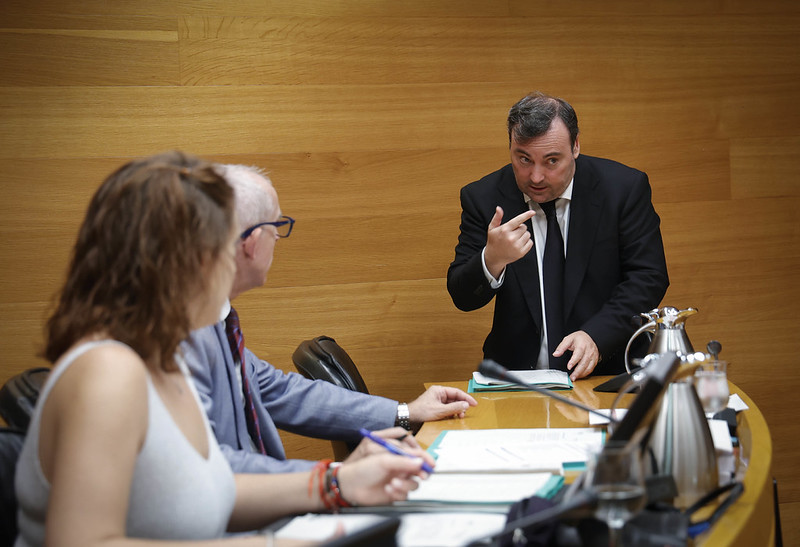 Un micro abierto pilla a dos diputados de Vox jactándose de tener "información privilegiada" de una fiscal y llamando "bruja" a una socialista
