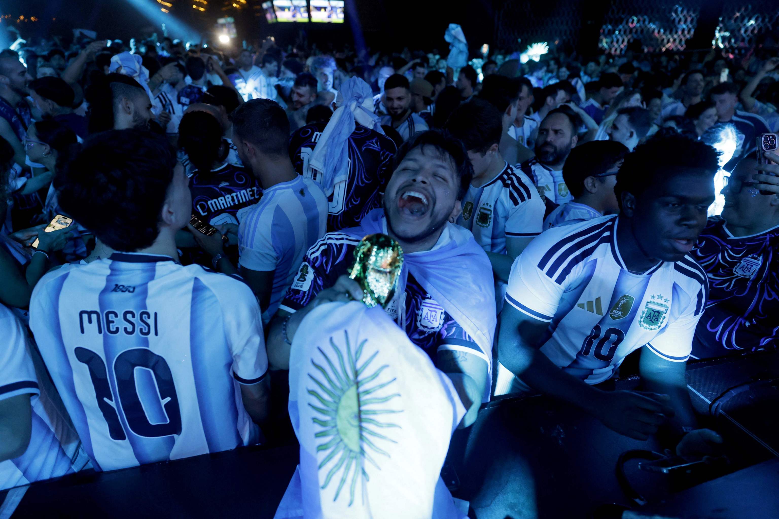 Detienen a una aficionada argentina por agredir a una policía en la celebración del Mundial en la plaza de Isabel II