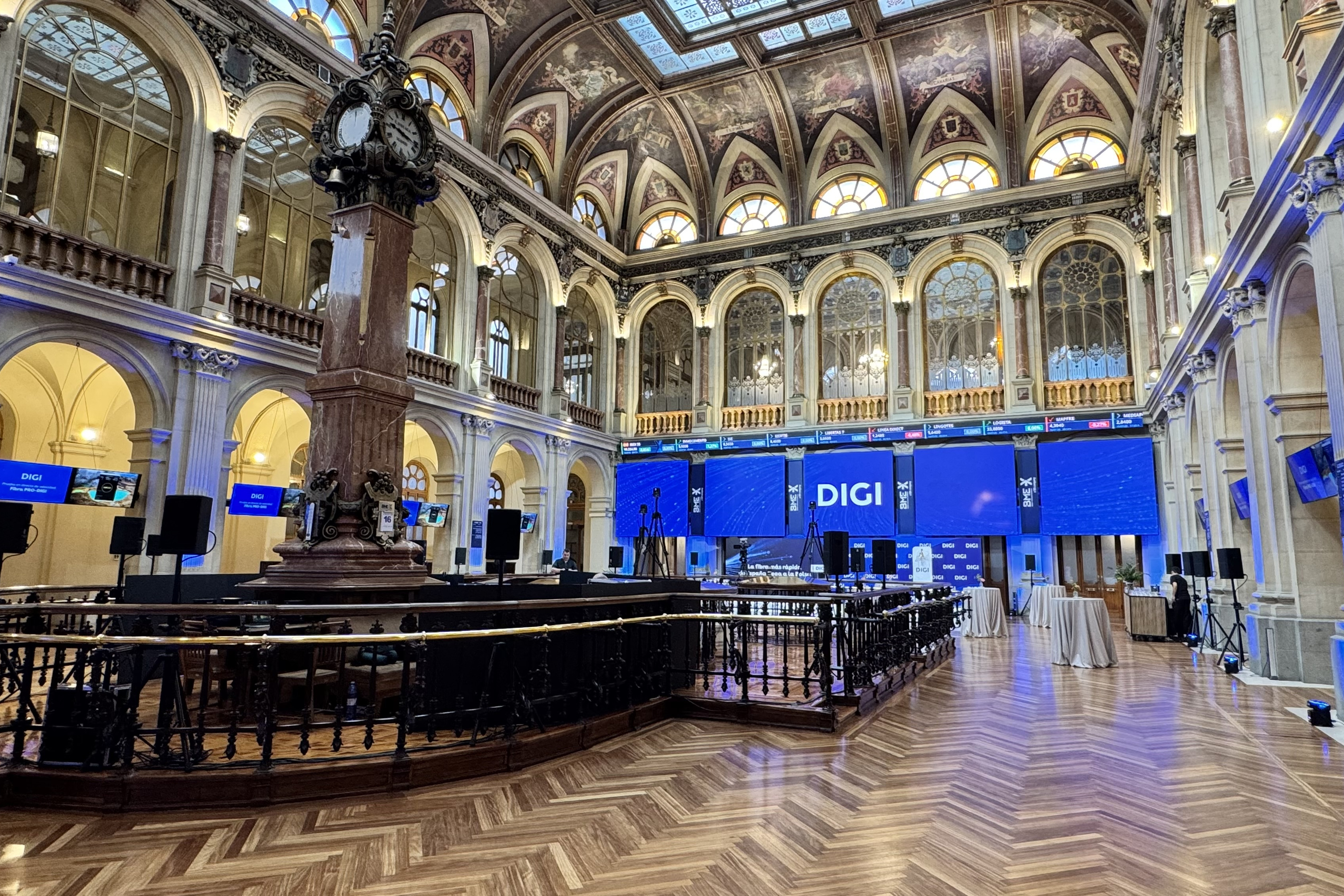 Las acciones de Digi arrancan su andadura en bolsa con alzas del 7% hasta los 6 euros