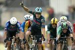 Merlier abrocha su triplete en el Tour tras una espeluznante caída de Gaviria
