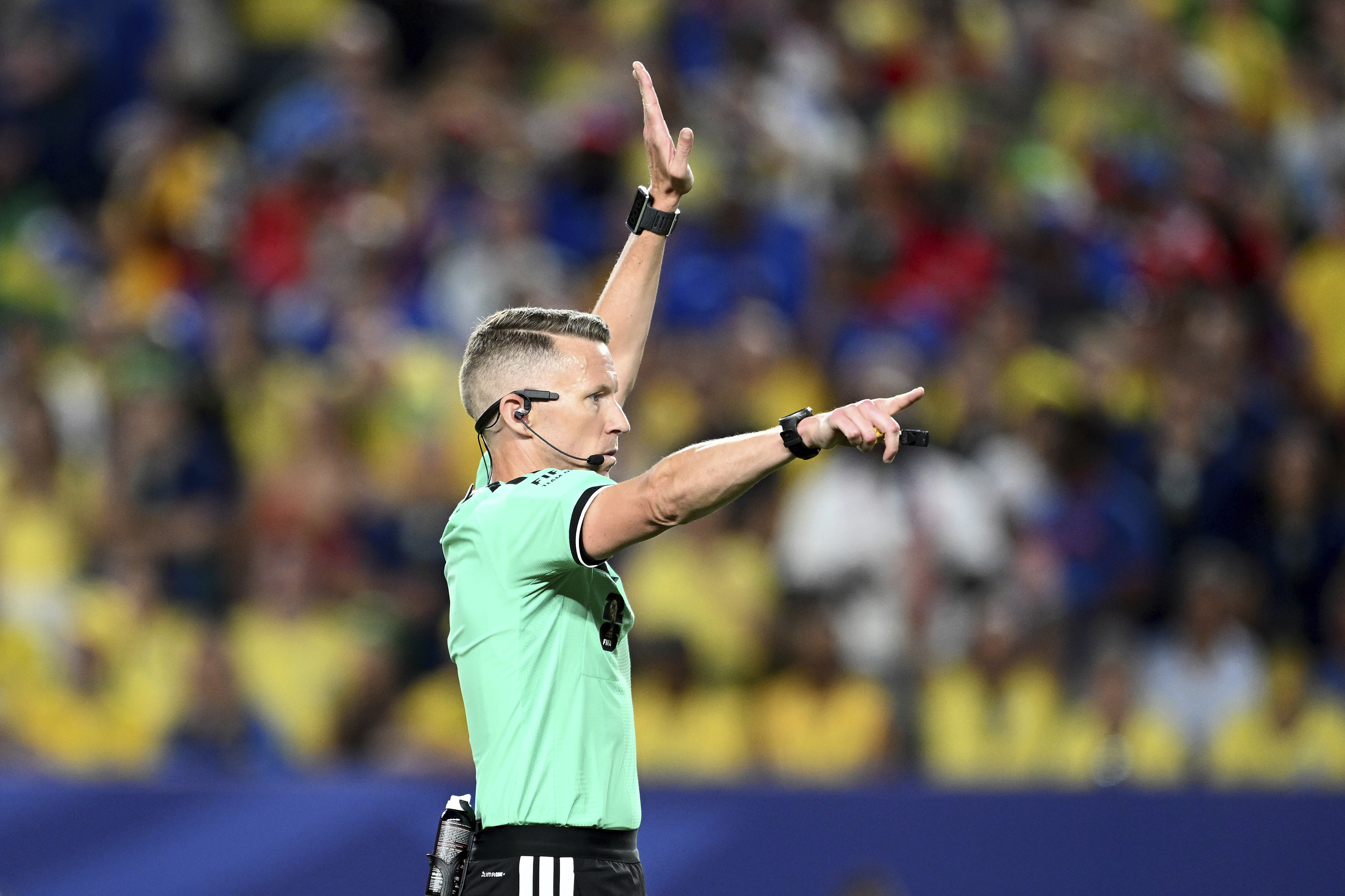 La FIFA rebaja al arbitraje español: desde el Mundial de 2002 no pitaban sólo un partido