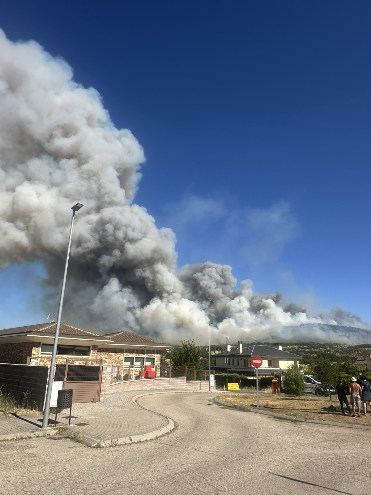 La Comunidad de Madrid activa el nivel 2 por el incendio de Lozoyuela: confinan Buitrago y desalojan varias urbanizaciones