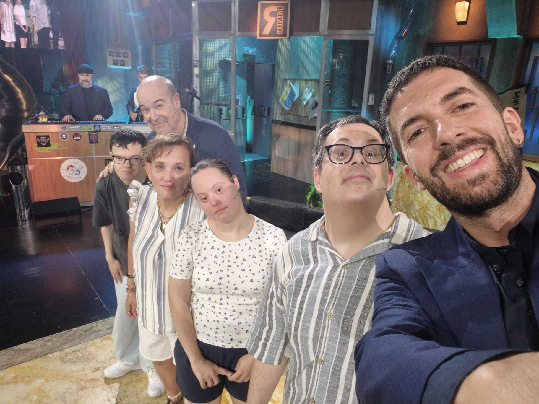 La liada de Antonio Resines y Candela Peña en el 'hasta luego' de David Broncano y La Revuelta