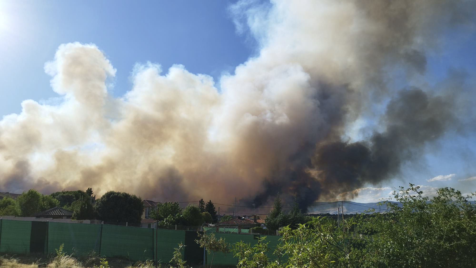 El incendio de Lozoyuela, en la sierra de Madrid, aún no está controlado ni perimetrado